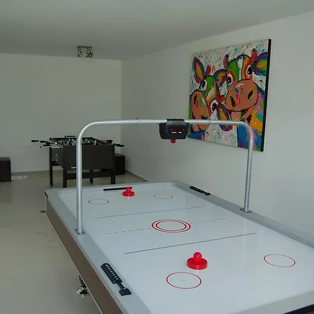 ヴィラ Super Luxury Villa With A Private Pool And Game Room, About 400 M From The Ocean ロウリニャン